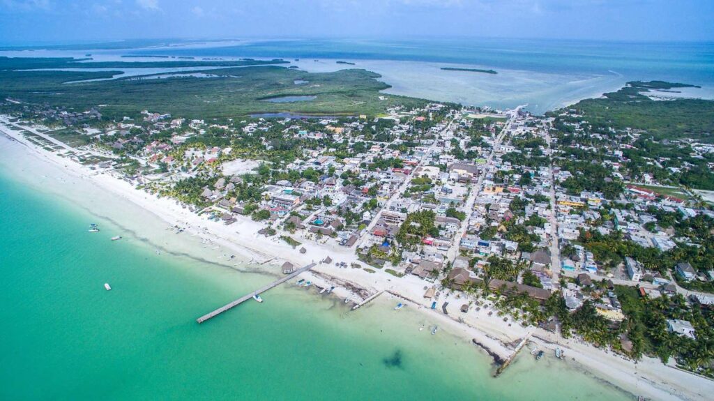 IslaHolbox beautiful beach
