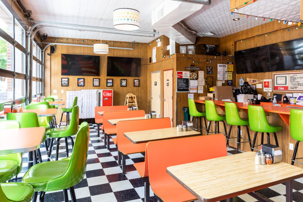 NitzanRubin NYC PaulieGeesSliceShop Interior 004 txtyay